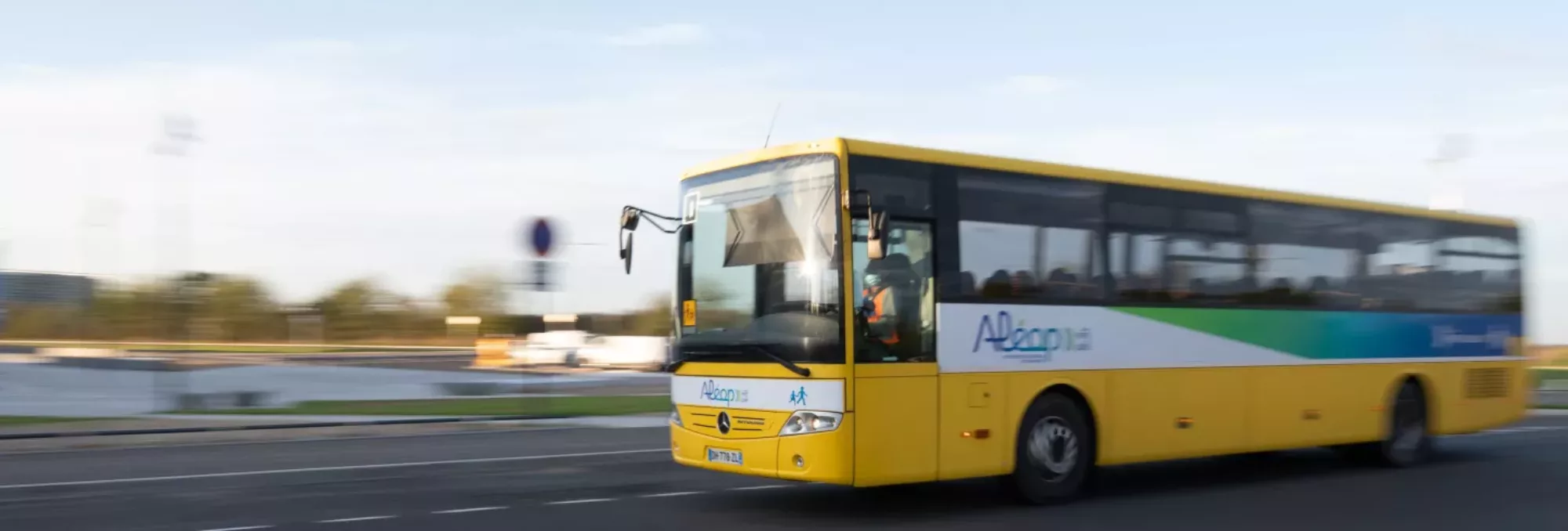 Bus de transport scolaire jaune Aléop